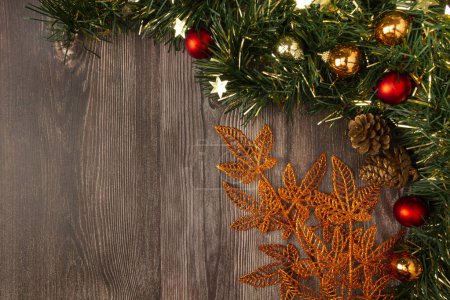 Téléchargez les photos : Ornements de Noël sur table en bois. Vue supérieure avec espace de copie. - en image libre de droit
