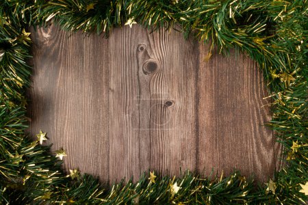 Foto de Adornos navideños sobre mesa de madera. Vista superior con espacio de copia. - Imagen libre de derechos