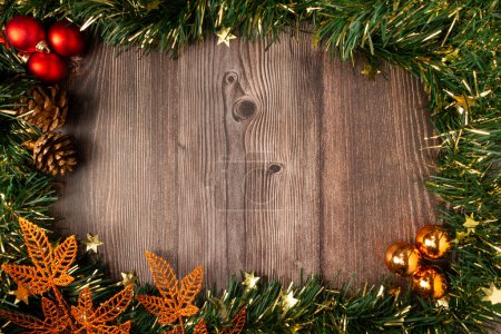 Foto de Adornos navideños sobre mesa de madera. Vista superior con espacio de copia. - Imagen libre de derechos