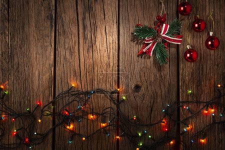 Foto de Fondo de Navidad en madera rústica y adornos para Navidad. - Imagen libre de derechos