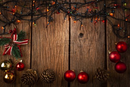 Foto de Fondo de Navidad en madera rústica y adornos para Navidad. - Imagen libre de derechos