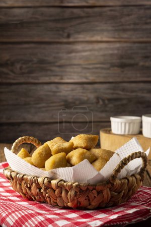 Téléchargez les photos : Panier avec snacks brésiliens. Nourriture de fête. - en image libre de droit