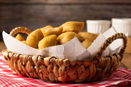 Téléchargez les photos : Panier avec snacks brésiliens. Nourriture de fête. - en image libre de droit