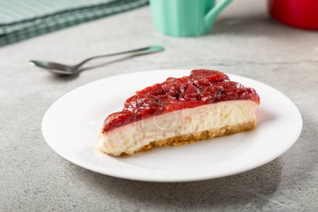Téléchargez les photos : Gâteau au fromage glacé aux fraises sur la vaisselle blanche sur la table. - en image libre de droit