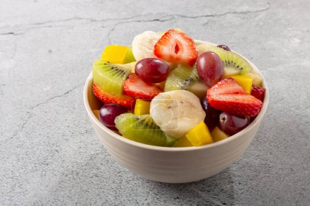 Foto de Ensalada de frutas en un tazón sobre la mesa. - Imagen libre de derechos