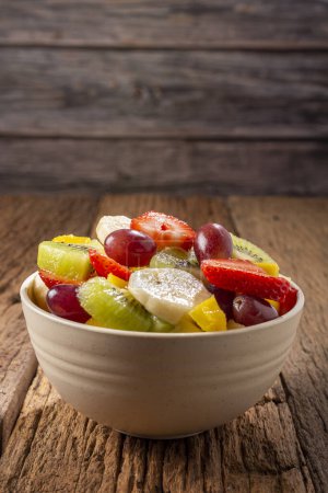 Téléchargez les photos : Salade de fruits dans un bol sur la table. - en image libre de droit