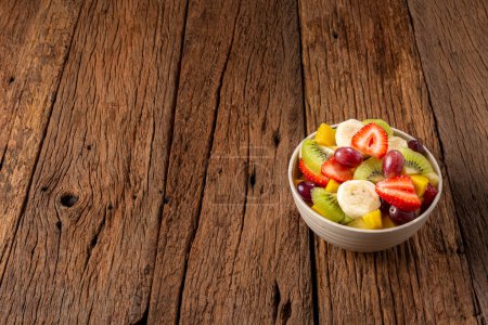 Foto de Ensalada de frutas en un tazón sobre la mesa. - Imagen libre de derechos