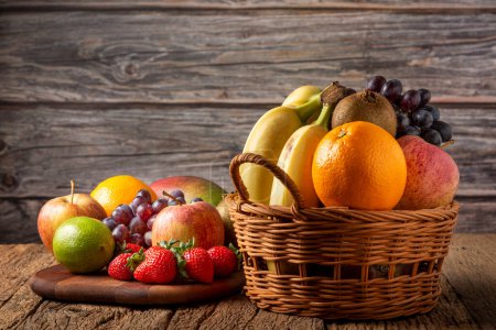 Téléchargez les photos : Assortiment de fruits frais sur la table. - en image libre de droit