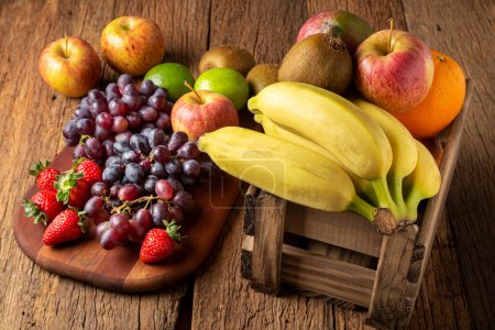 Foto de Surtido de frutas frescas sobre la mesa. - Imagen libre de derechos