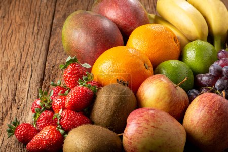 Téléchargez les photos : Assortiment de fruits frais sur la table. - en image libre de droit