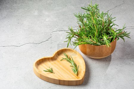Téléchargez les photos : Herbe de romarin frais sur la table. - en image libre de droit