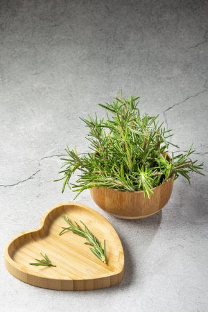Téléchargez les photos : Herbe de romarin frais sur la table. - en image libre de droit