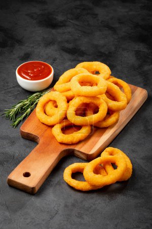 Téléchargez les photos : Rondelles d'oignon croustillantes au ketchup. - en image libre de droit