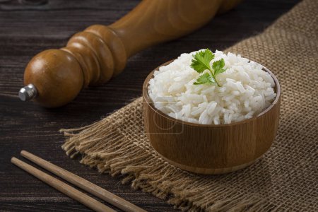 Schüssel mit gekochtem Reis auf dem Tisch.