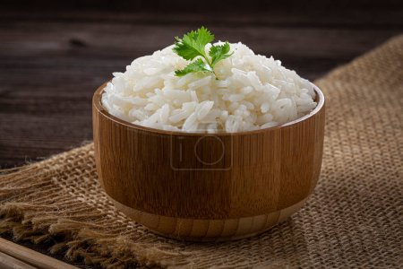 Schüssel mit gekochtem Reis auf dem Tisch.