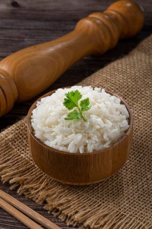 Bol avec riz cuit sur la table.