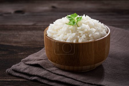 Bol avec riz cuit sur la table.