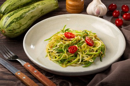 Téléchargez les photos : Spaghettis de courgettes aux tomates à l'ail et à l'huile. - en image libre de droit