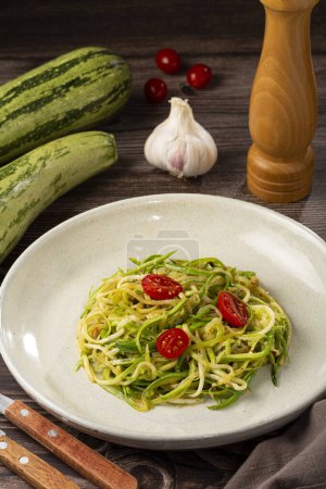 Téléchargez les photos : Spaghettis de courgettes aux tomates à l'ail et à l'huile. - en image libre de droit