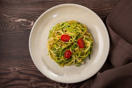 Foto de Espaguetis de calabacín con tomates en ajo y aceite. - Imagen libre de derechos