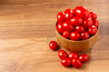 Téléchargez les photos : Tomates fraîches dans un bol sur la table. - en image libre de droit