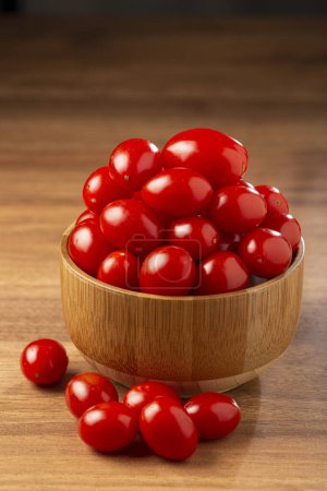 Téléchargez les photos : Tomates fraîches dans un bol sur la table. - en image libre de droit