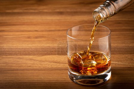 Whiskey ins Glas gießen.