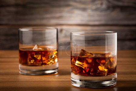 Glas mit Whiskey und Eiswürfeln.