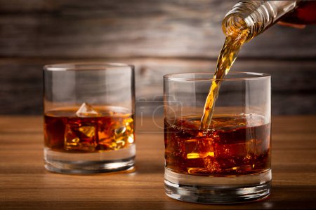 Whiskey ins Glas gießen.