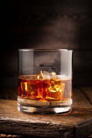Glas mit Whiskey und Eiswürfeln.