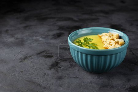 Foto de Cuenco con sopa de cebolla en la mesa. - Imagen libre de derechos
