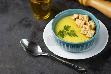 Téléchargez les photos : Bol avec soupe à l'oignon sur la table. - en image libre de droit