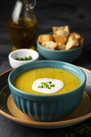 Téléchargez les photos : Bol avec soupe à la citrouille sur la table. - en image libre de droit