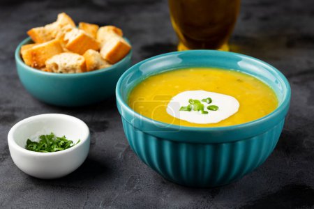 Foto de Cuenco con sopa de calabaza en la mesa. - Imagen libre de derechos