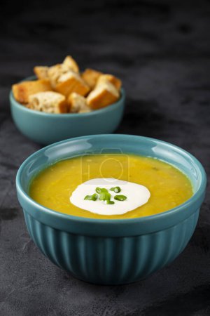Téléchargez les photos : Bol avec soupe à la citrouille sur la table. - en image libre de droit