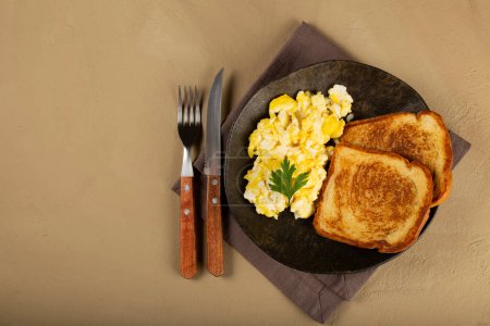 Téléchargez les photos : Petit déjeuner. Œuf brouillé avec pain grillé. - en image libre de droit