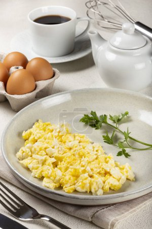 Téléchargez les photos : Petit déjeuner avec œufs brouillés sur la table. - en image libre de droit