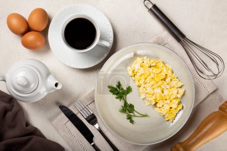 Téléchargez les photos : Petit déjeuner avec œufs brouillés sur la table. - en image libre de droit