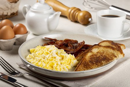 Téléchargez les photos : Petit déjeuner avec œufs, bacon et pain grillé
. - en image libre de droit
