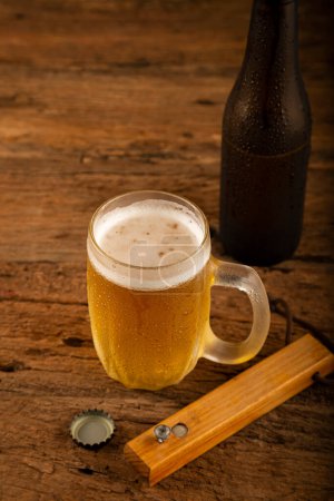 Foto de Vaso lleno de cerveza fría en la mesa de madera - Imagen libre de derechos