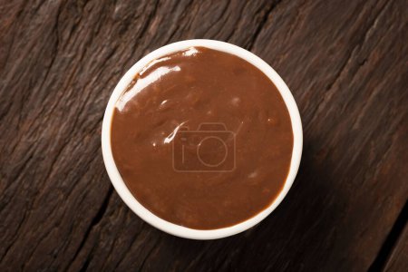 Téléchargez les photos : Ganache au chocolat. Ramequin avec sauce au chocolat. - en image libre de droit