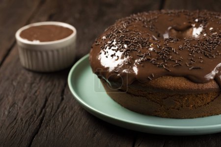 Téléchargez les photos : Gâteau au chocolat maison avec garniture de sauce au chocolat. - en image libre de droit