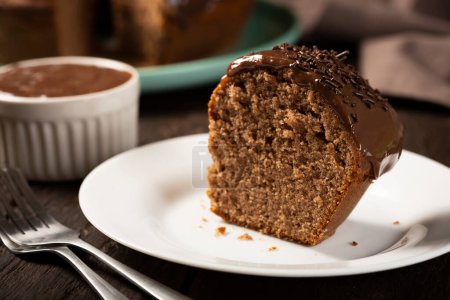 Téléchargez les photos : Gâteau au chocolat maison avec garniture de sauce au chocolat. - en image libre de droit