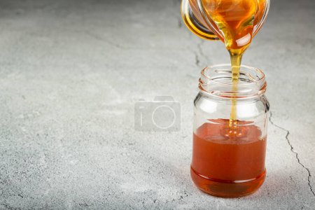 Téléchargez les photos : Miel en pot de verre sur la table. - en image libre de droit
