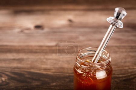 Téléchargez les photos : Miel en pot de verre sur la table. - en image libre de droit
