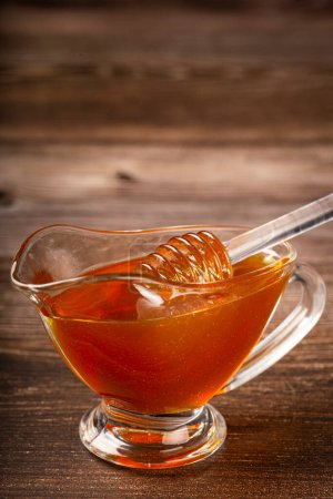 Téléchargez les photos : Miel dans un bol en verre sur la table. - en image libre de droit