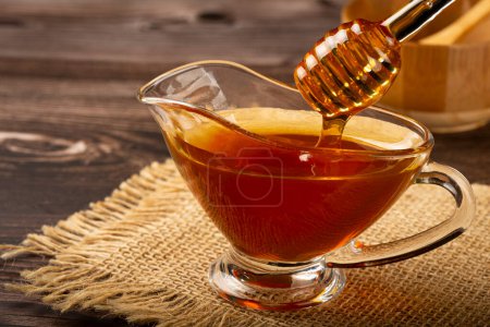 Téléchargez les photos : Miel dans un bol en verre sur la table. - en image libre de droit