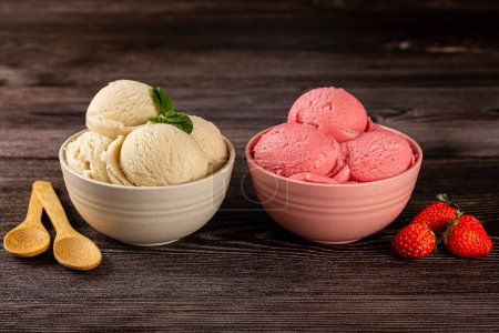 Téléchargez les photos : Bols à la fraise et crème glacée vanille. - en image libre de droit