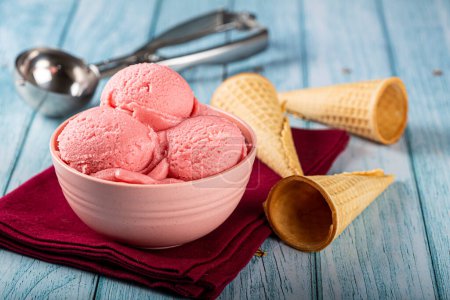 Téléchargez les photos : Bol avec des boules de crème glacée fraise. - en image libre de droit