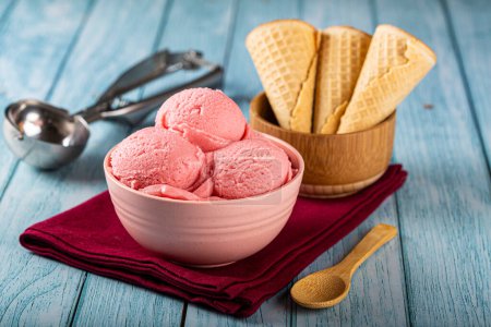 Téléchargez les photos : Bol avec des boules de crème glacée fraise. - en image libre de droit